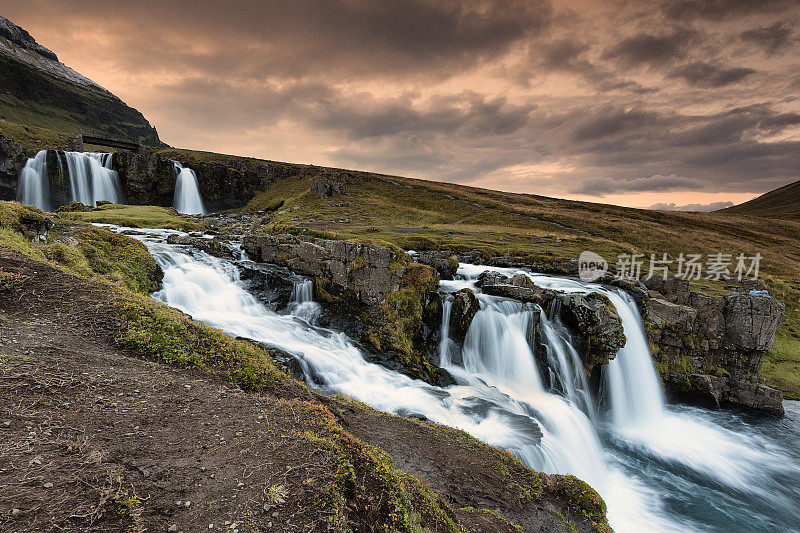 Kirkjufellsfoss falls Against the Sunset, Autumn。